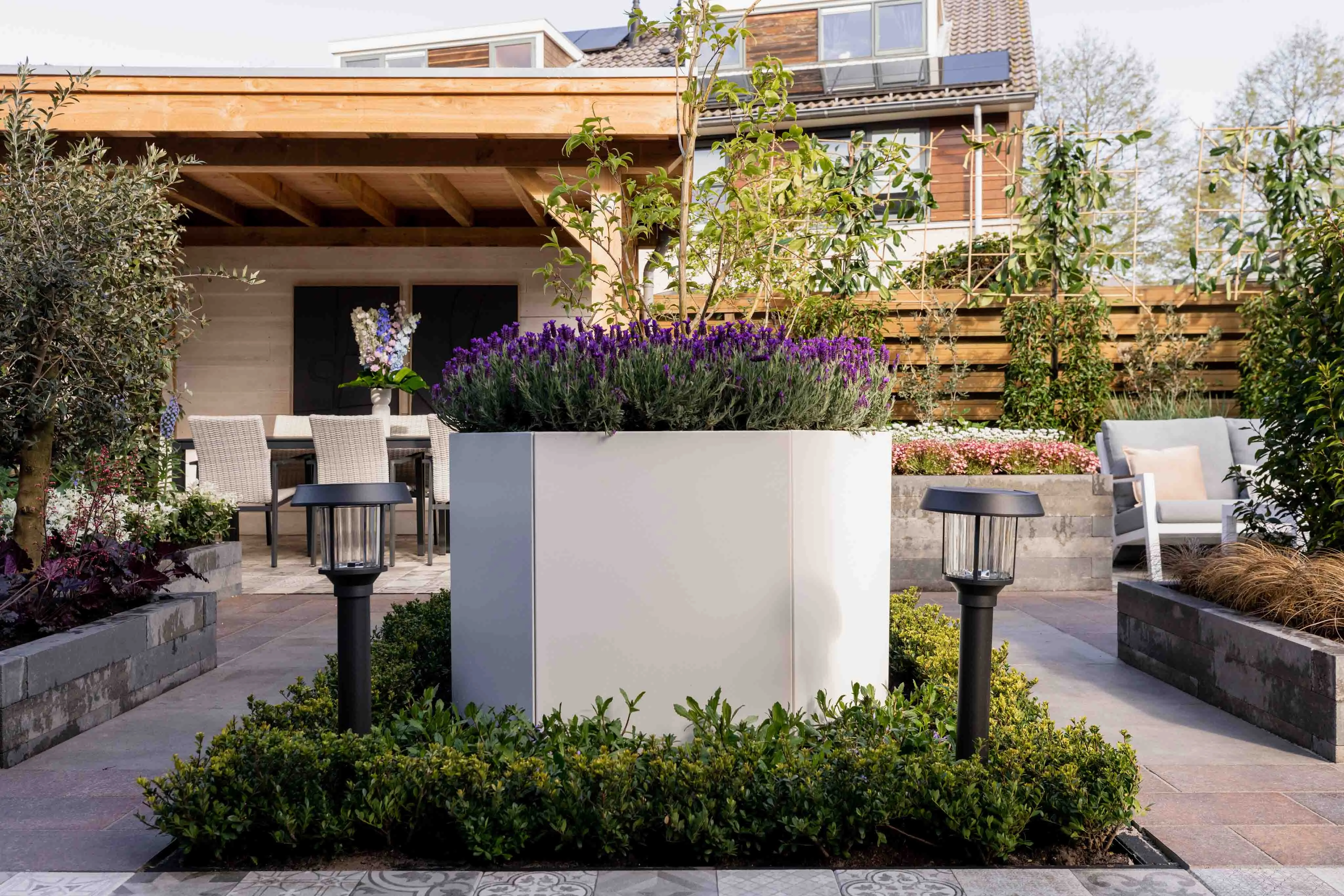 Zahradní inspirace: velké květináče na venkovní použití